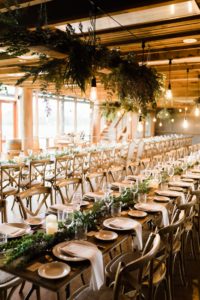Stylizacja sali weselnej – dlaczego warto zdecydować się na meble dębowe?